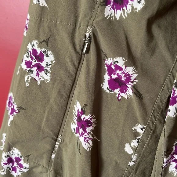 BNWOT Duluth trading company, green floral top - Picture 6 of 16